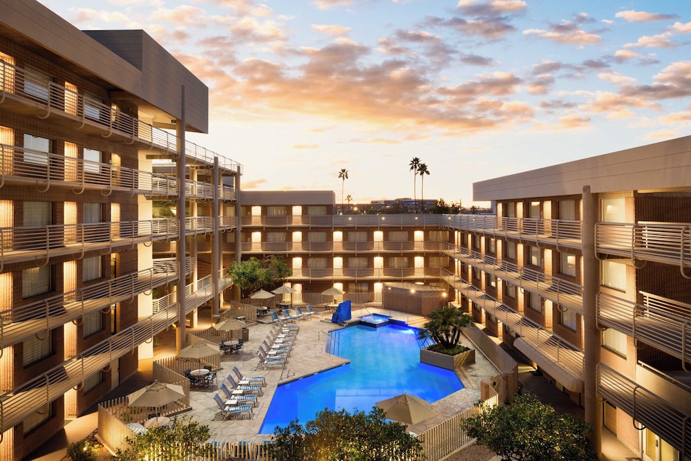 DoubleTree Suites by Hilton Phoenix - photo 2
