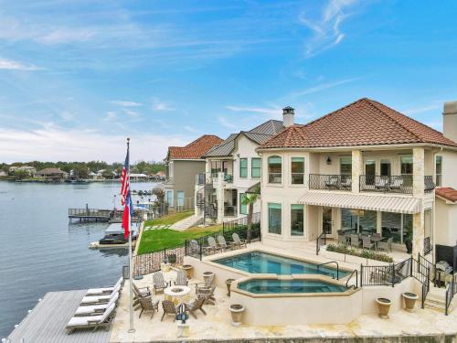 Diagonal Dreams Lake House and Concierge Services — 4-Star Luxury Hotel in Horseshoe Bay, United States