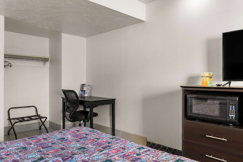 Americas Best Value Inn Lincoln - photo 9