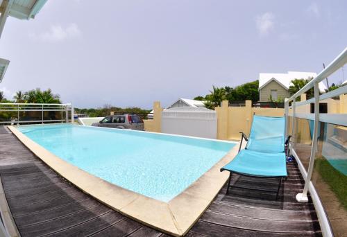 Petit havre de paix Piscine et plage à pied — 4-Star Luxury Hotel in Le Gosier, Guadeloupe