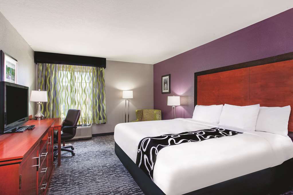La Quinta Inn & Suites by Wyndham Knoxville North I 75 - photo 19