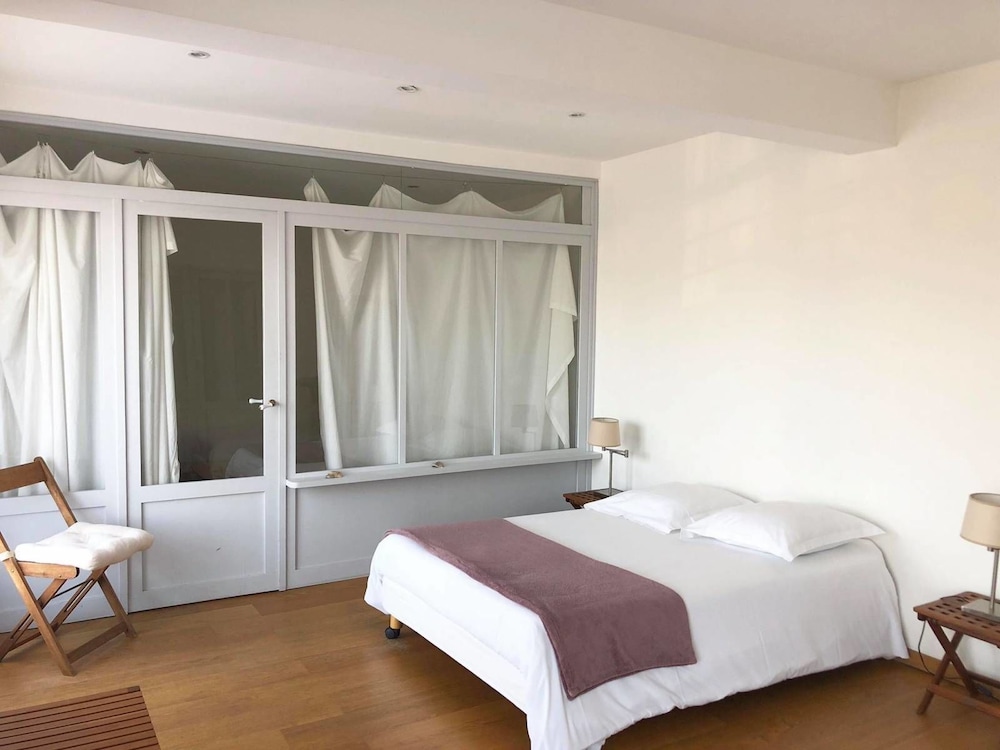 Le Pavillon Bleu in Saint-Hilaire-De-Villefranche, France