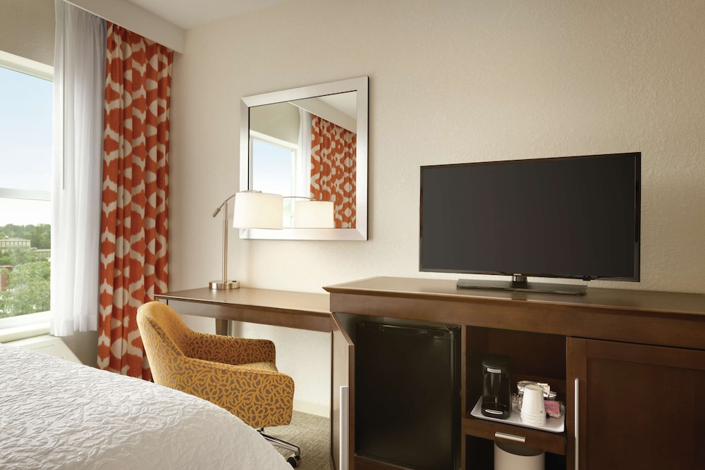 Hampton Inn St. Albans - photo 10