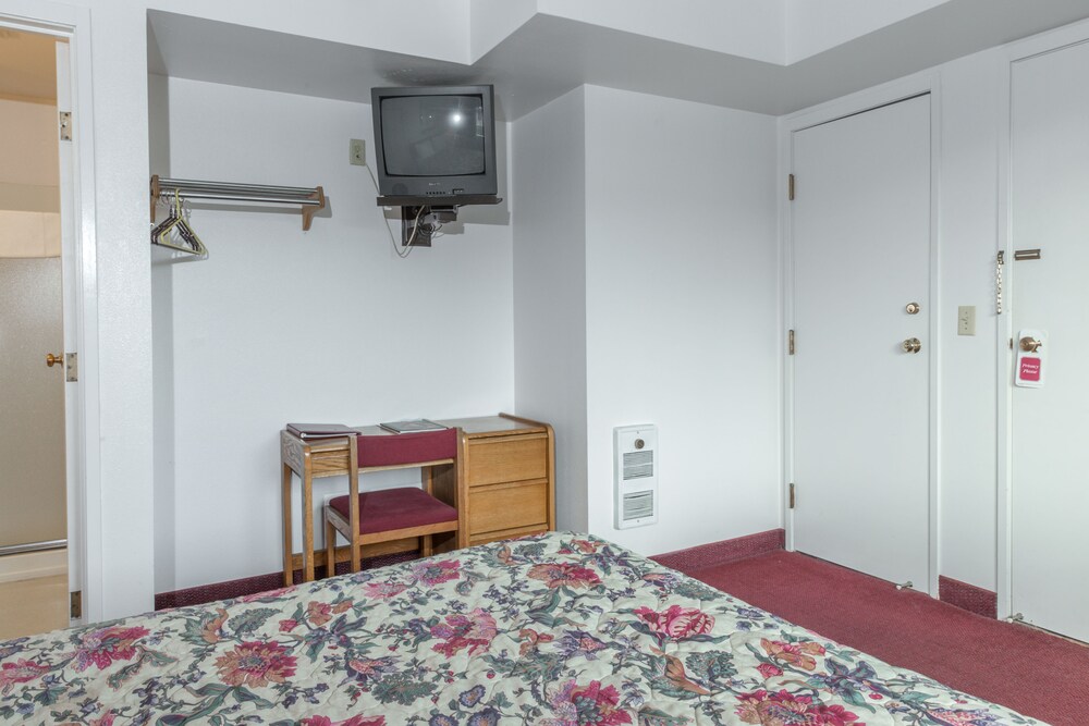 Cozy Cove Beachfront Resort Inn - photo 34