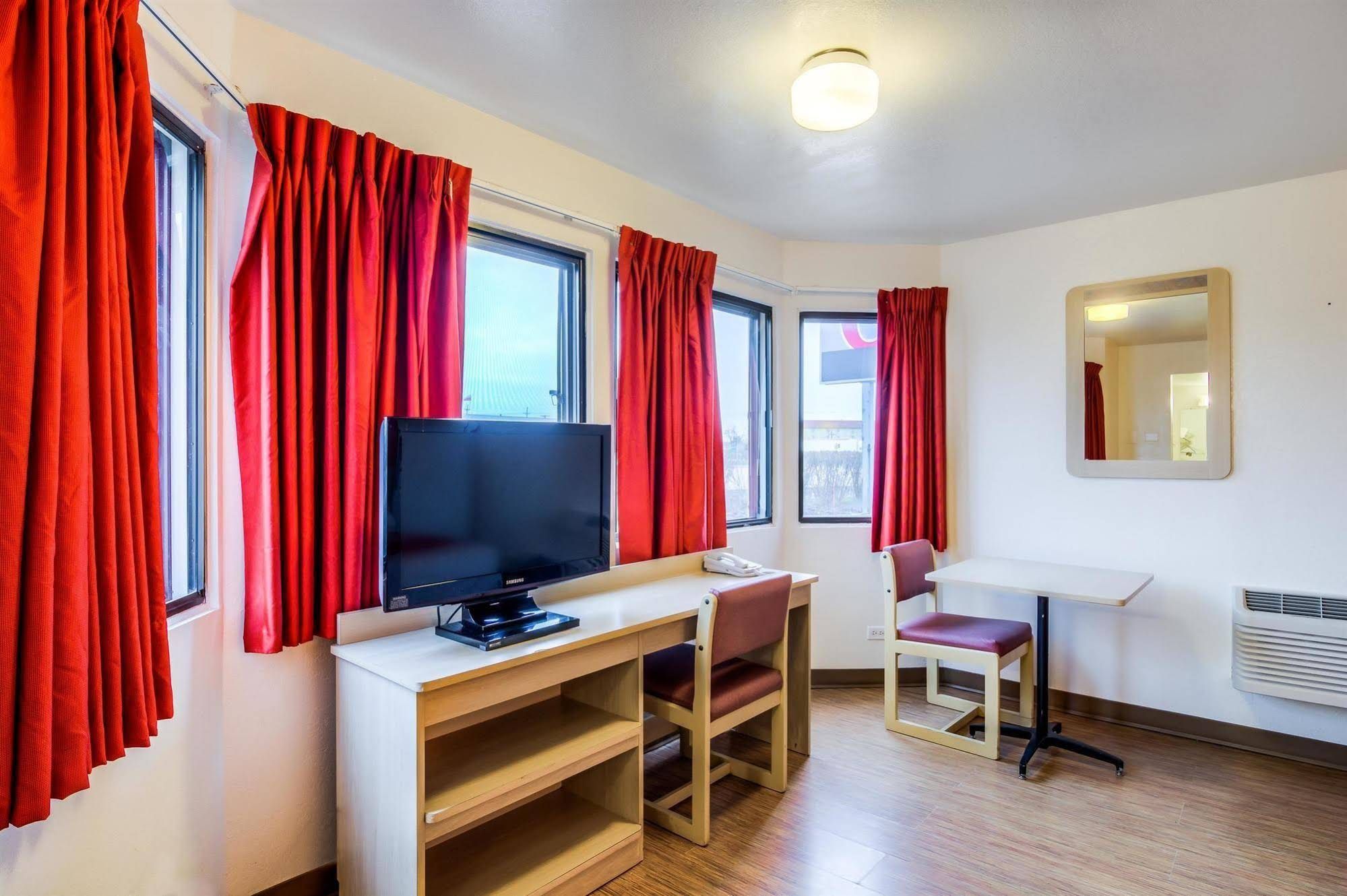 Motel 6 Chicago Elk Grove - photo 34