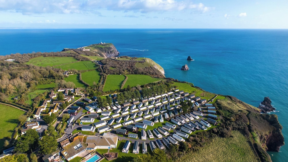 Lodge 11 at Landscove Holiday Park — 4-Star Luxury Hotel in Brixham, United Kingdom