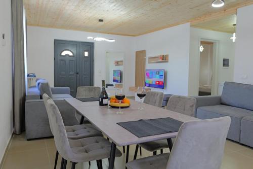 Lago Calmo Villa — 4-Star Luxury Hotel in Ksamil, Albania