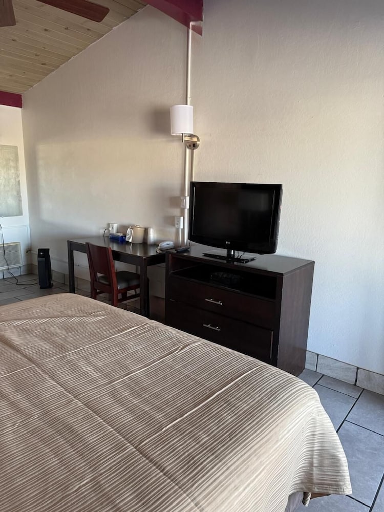 Cinderella Motel - photo 11