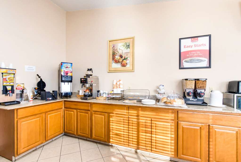 Econo Lodge Norwalk - photo 22