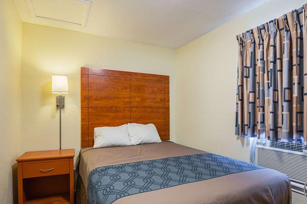 Econo Lodge Huntsville University Area - photo 10