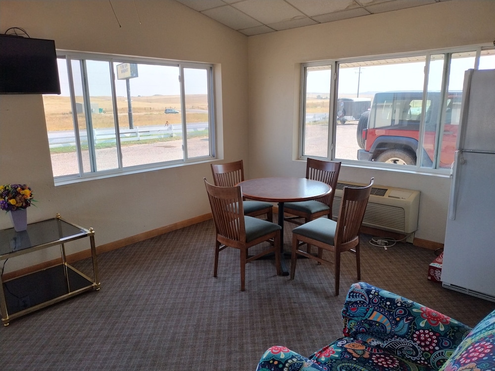 First Interstate Inn - photo 4