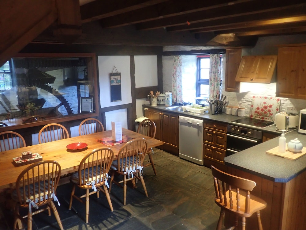 Beautiful 15th Century Watermill Lovely Location — hotel in Machynlleth