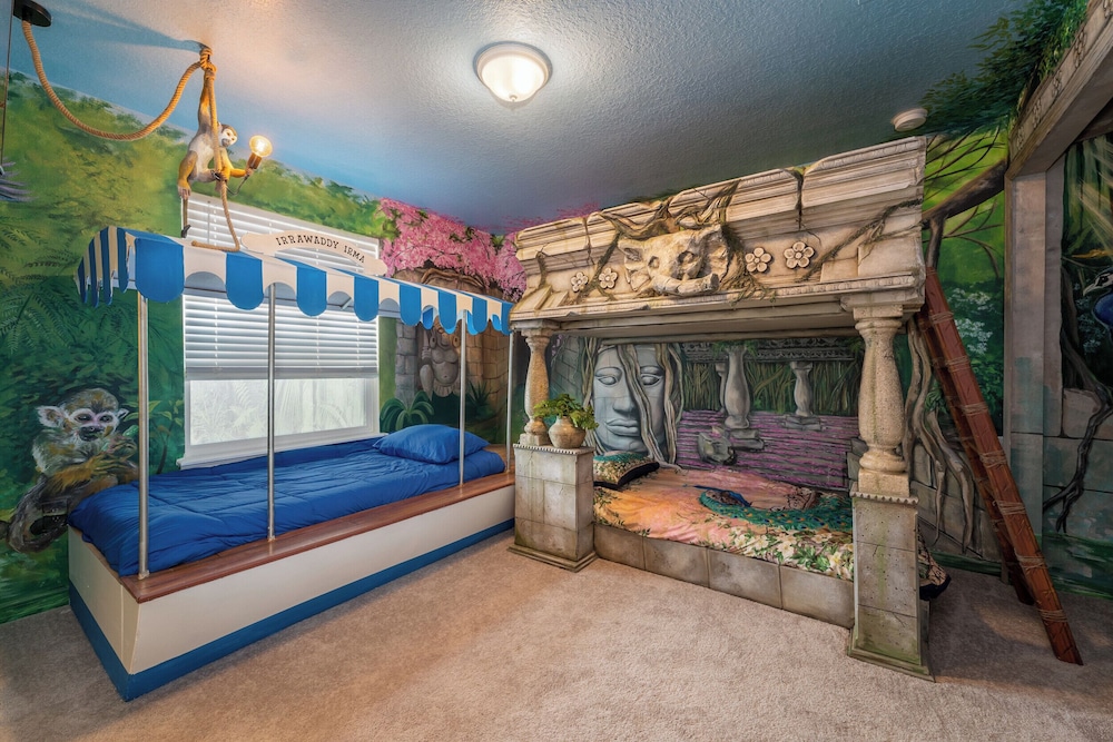 Luxurious New 9BR Villa w Game Room Theater Pool — 4-Star Luxury Hotel in Davenport, United States