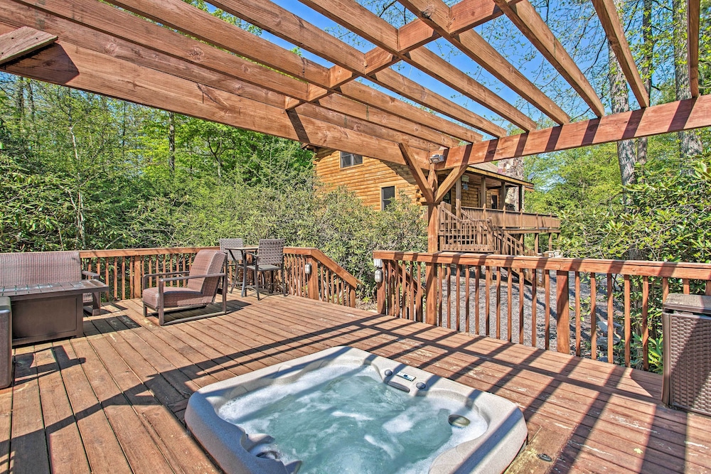 Fire Pit and Hot Tub Poconos Family Cabin — 4-Star Luxury Hotel in Pocono Pines, United States