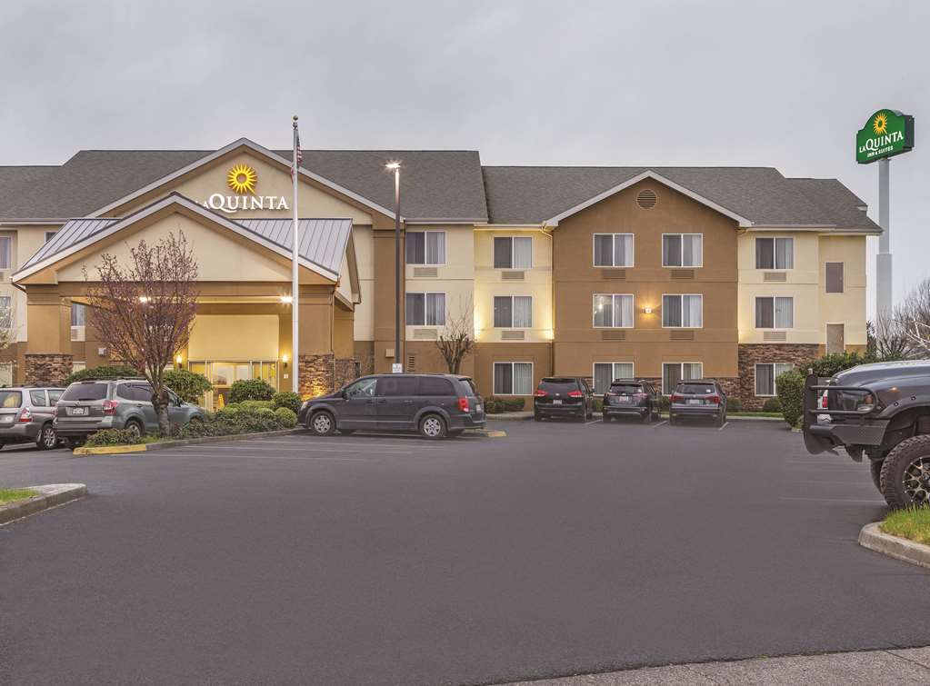 La Quinta Inn & Suites by Wyndham Central Point Medford - featured photo