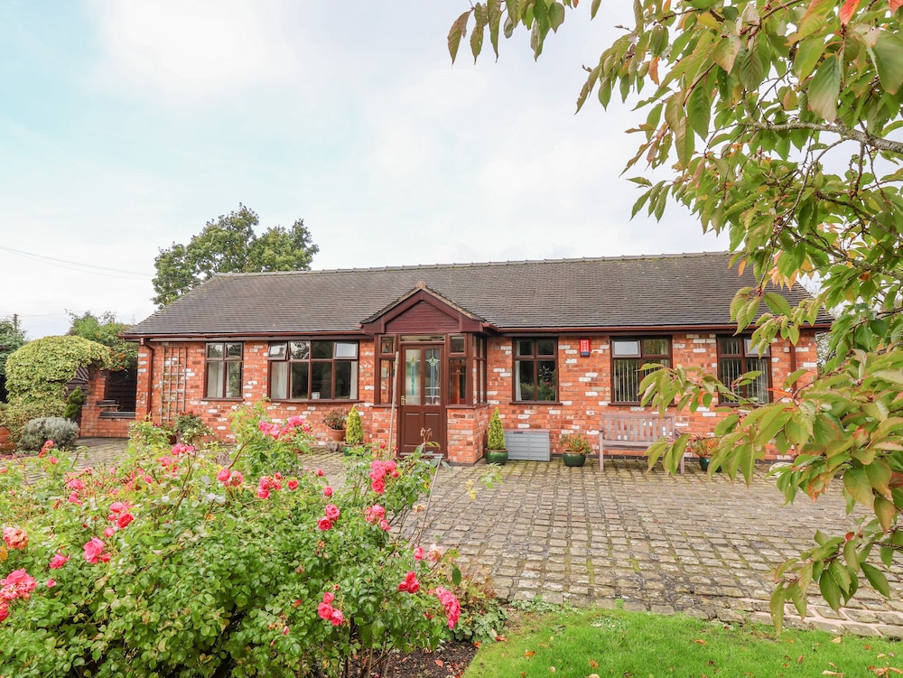 Molls Cottage 10333319 — Nantwich