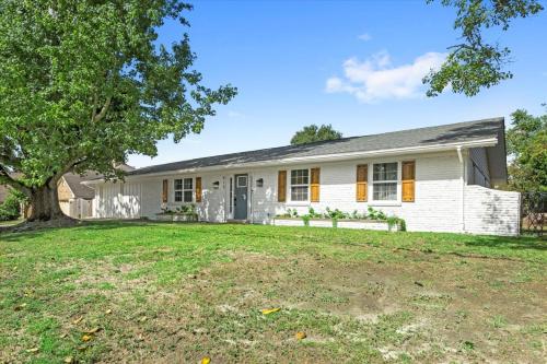 Ranch Home Gem 5BR Home Sleeps 12 with Game Room — 4-Star Luxury Hotel in Gulfport, United States