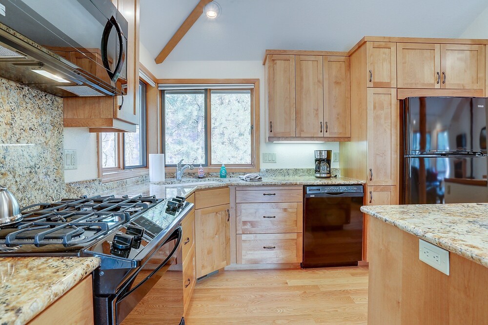 7 Cedar Private Cul de sac include Hot Tub with Forest View by RedAwning in Bend, United States