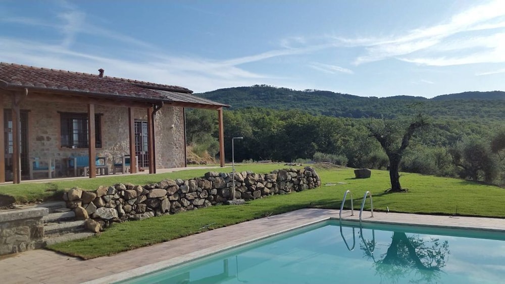 Di Colle In Colle Country House with Private Pool — 4-Star Luxury Hotel in Tuoro Sul Trasimeno, Italy