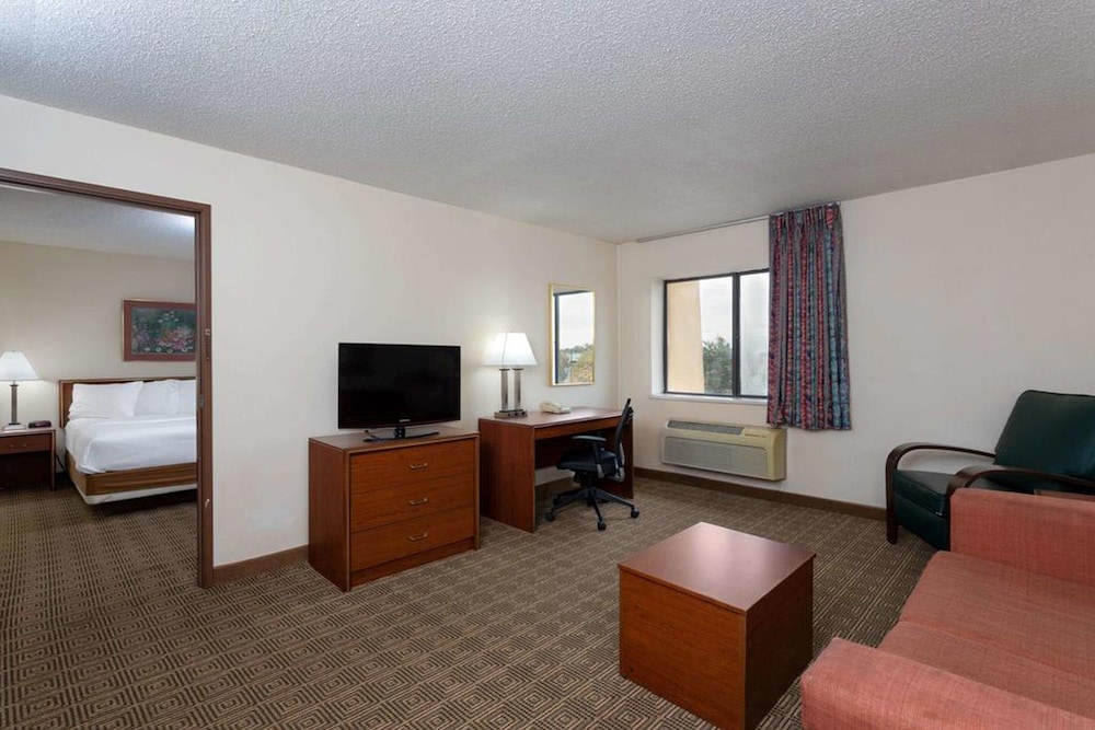 Norwood Inn & Suites by BlissPoint Post Rd Indianapolis - photo 17