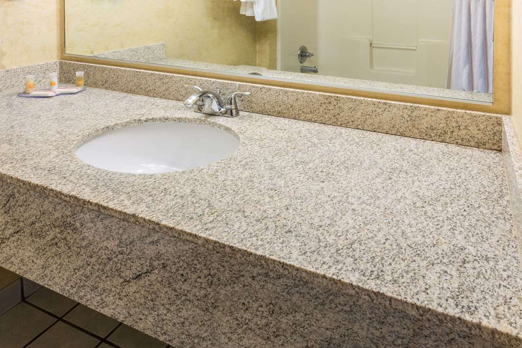 Days Inn & Suites by Wyndham Vancouver - photo 10