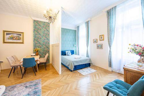 Deluxe Home in Art Nouveau House with GARAGE — 4-Star Luxury Hotel in Budapest, Hungary