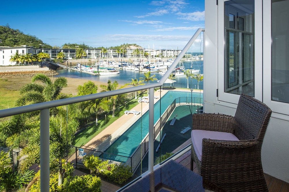 Beachside Apartment 14 — 4-Star Luxury Hotel in Nelly Bay, Australia