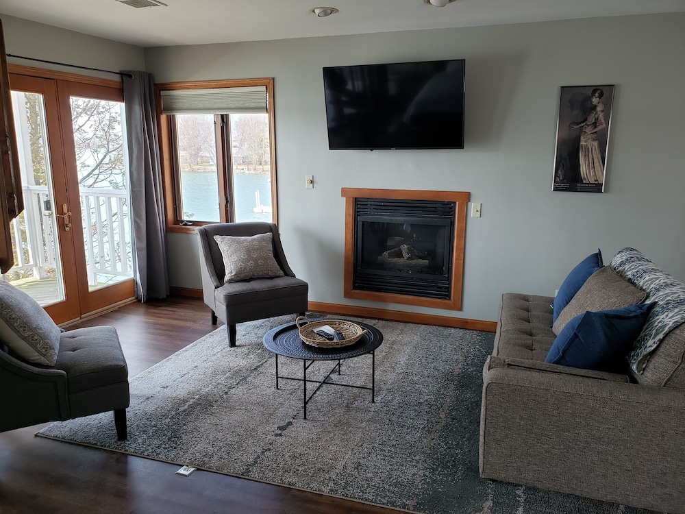 Snug Harbor Inn — Sturgeon Bay