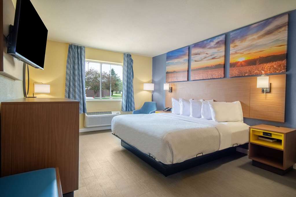 Days Inn by Wyndham Evansdale Waterloo - photo 20