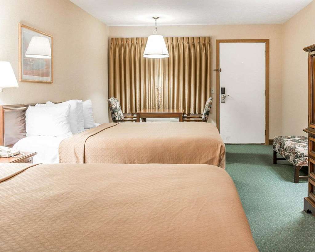 Quality Inn & Suites Mackinaw City Beachfront - photo 6