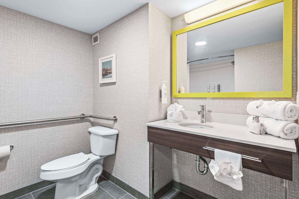 Hampton Inn Columbus North - photo 36
