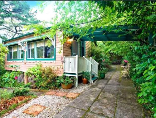 Cherry Tree Cottage — 4-Star Luxury Hotel in Leura, Australia