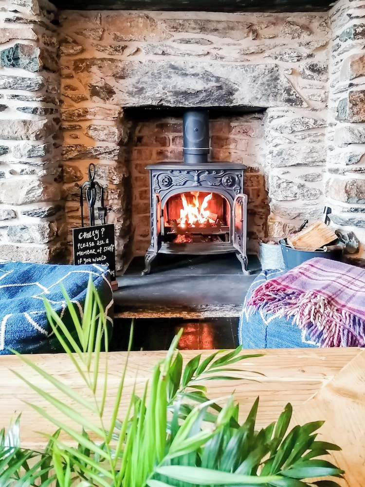 The Rocks at Plas Curig Hostel — 5-Star Luxury Hotel in Betws-Y-Coed, United Kingdom