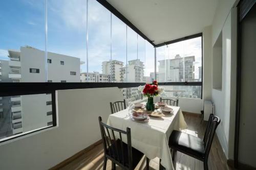 Appartement 2 Chambres à Coté avec Grand Balcon Piscine Aire de Jeux pour Enfants et Jardin — 4-Star Luxury Hotel in Casablanca, Morocco
