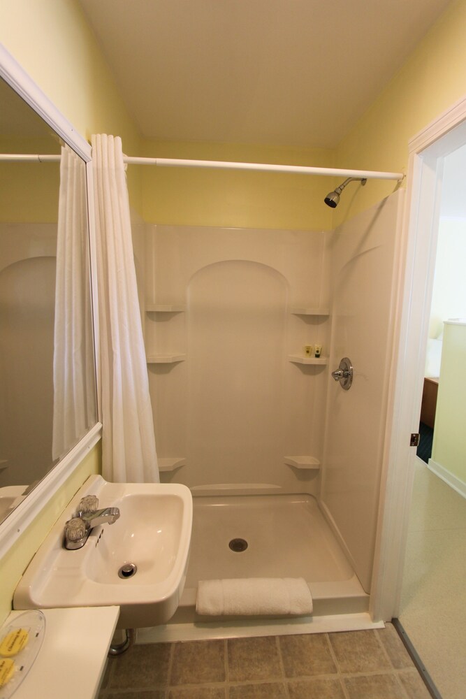 Beach Cove Waterfront Inn - photo 16
