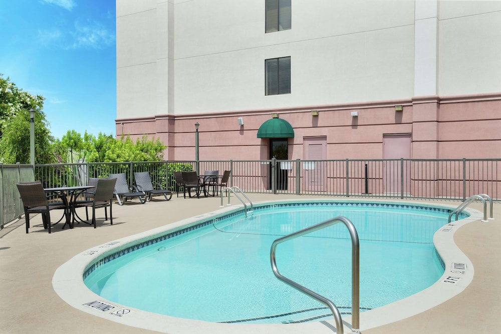 Hampton Inn Columbus North - photo 43