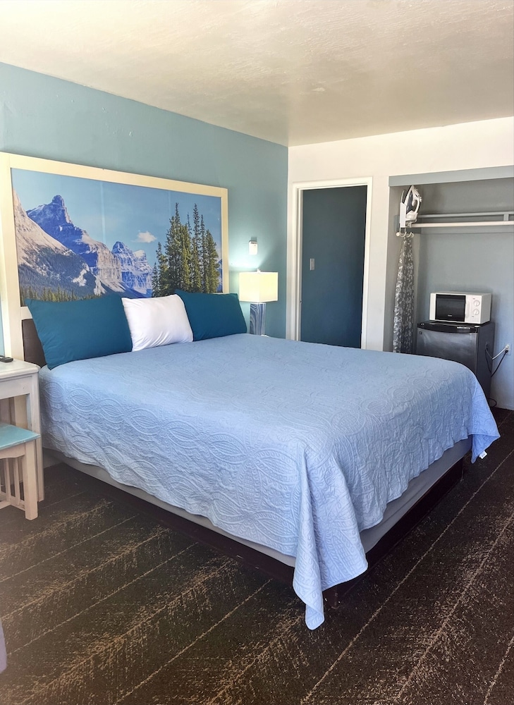 Bluebird Day Inn & Suites - photo 11