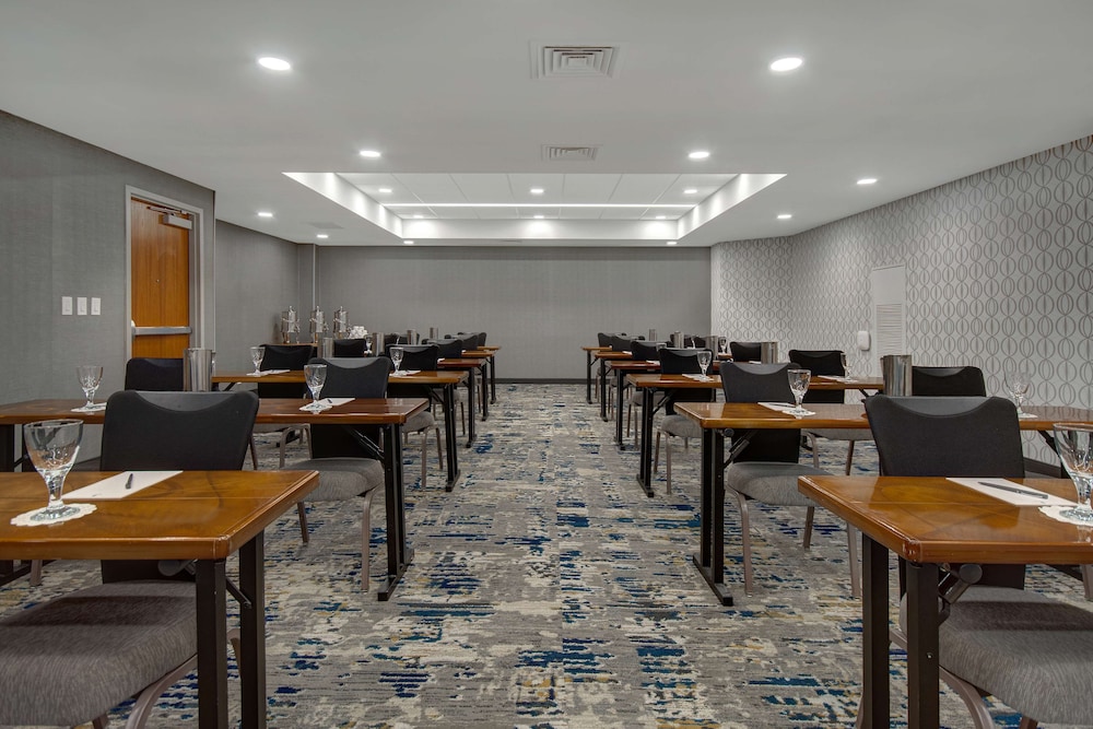 Embassy Suites by Hilton Detroit Metro Airport - photo 47