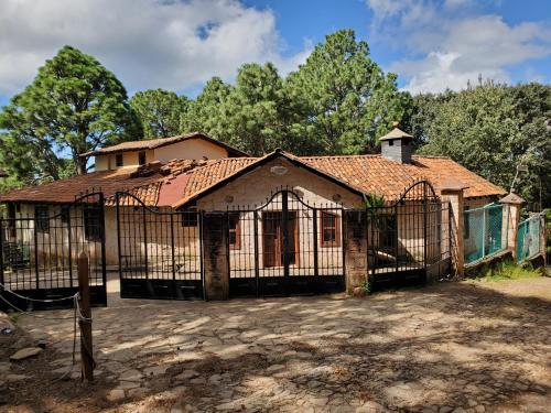 Cabaña DNellys Rosa con cancha de basquetbol in Mazamitla, Mexico