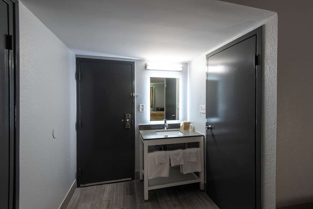 Regency Inn And Suites Nashville - photo 4