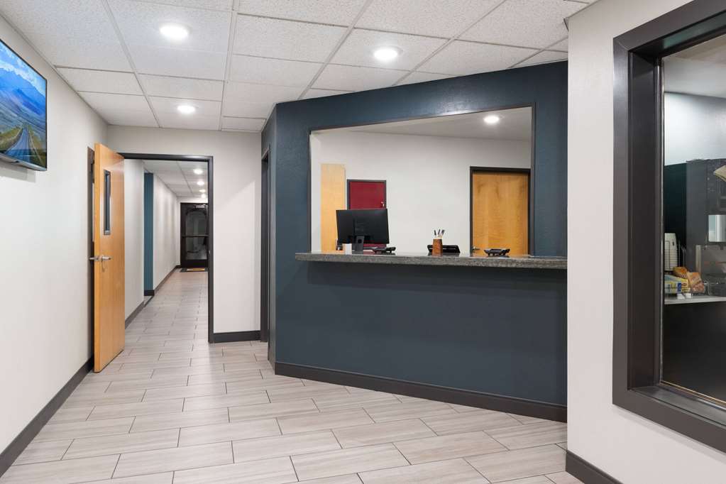 Super 8 by Wyndham Big Timber - photo 8