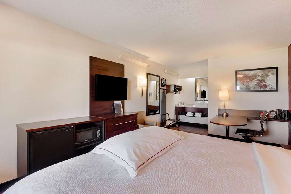 Super 8 by Wyndham Deerfield Northbrook - photo 7