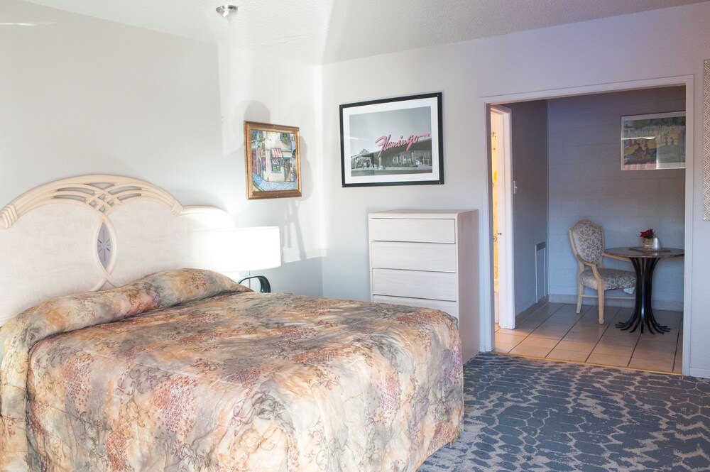 Motel 8 Plus - photo 4