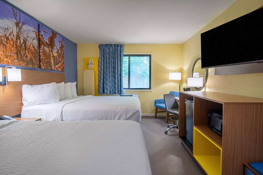 Days Inn & Suites by Wyndham Waterloo - photo 20