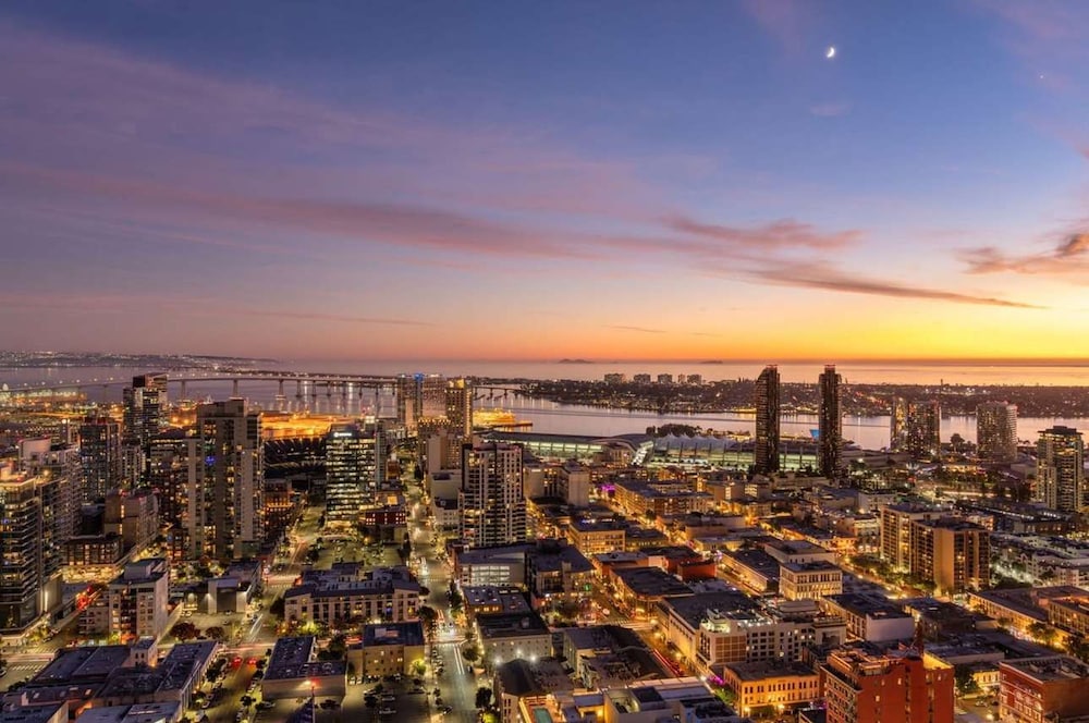 Penthouse High Rise Ocean & City Views — 4-Star Luxury Hotel in San Diego, United States