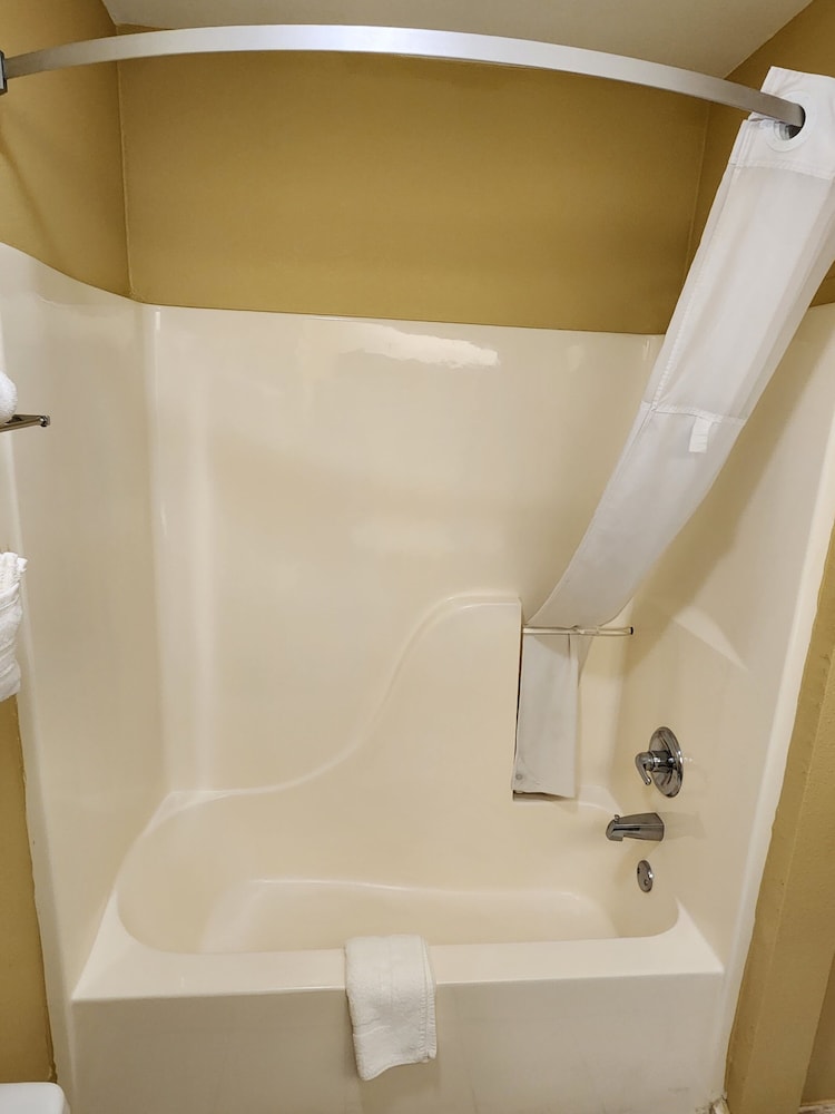 Super 8 by Wyndham Pine Bluff - photo 11
