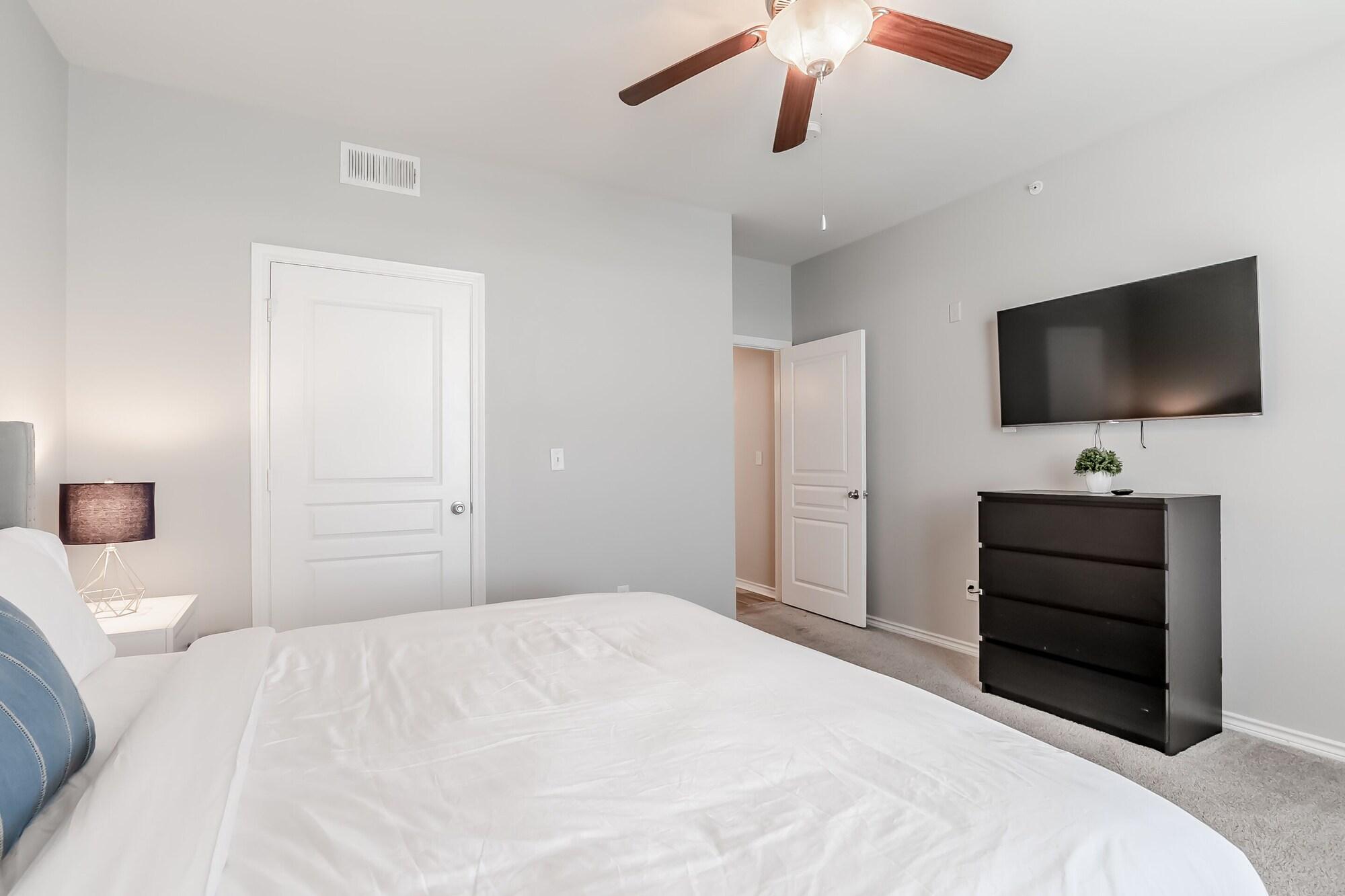 Modern Uptown Dallas Stay by Amyfinehouse - photo 16