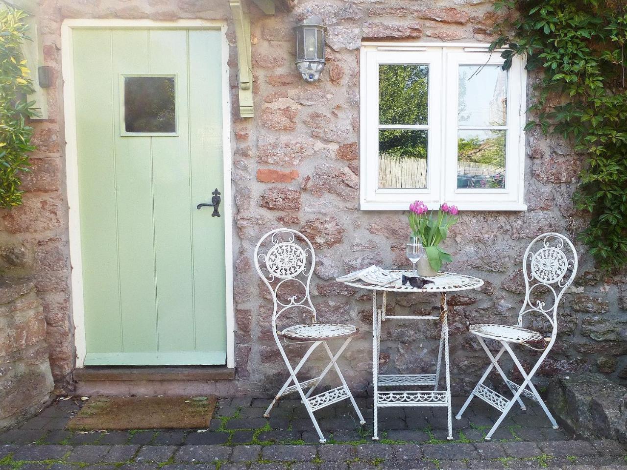 Hollies Cottage — 4-Star Luxury Hotel in Draycott, United Kingdom