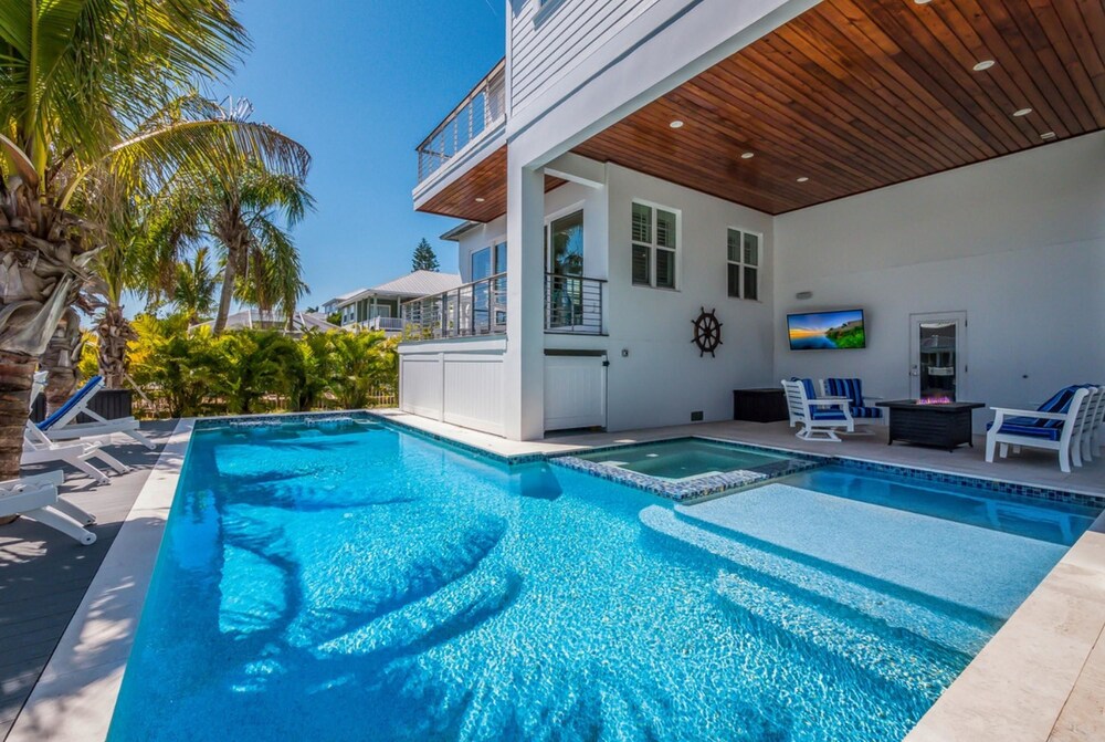 Aqua Bay in Holmes Beach, United States