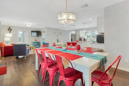 Luxurious Villa with Private GAME ROOM Your Ultimate Retreat for Fun and Relaxation — 4-Star Luxury Hotel in San Antonio, United States